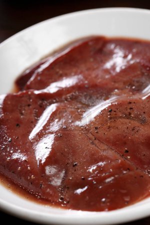 Téléchargez les photos : Viande crue marinée au poivre noir - en image libre de droit