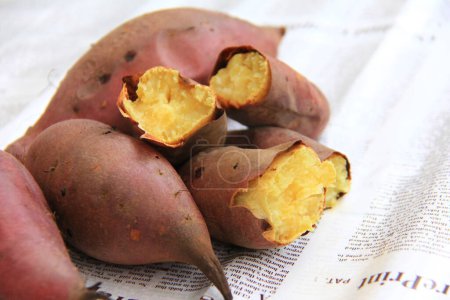 Téléchargez les photos : Gros plan de délicieuses patates douces cuites au four - en image libre de droit