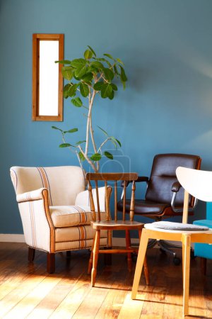 Téléchargez les photos : Plan intérieur de belle maison moderne avec différentes chaises sur fond de mur bleu - en image libre de droit