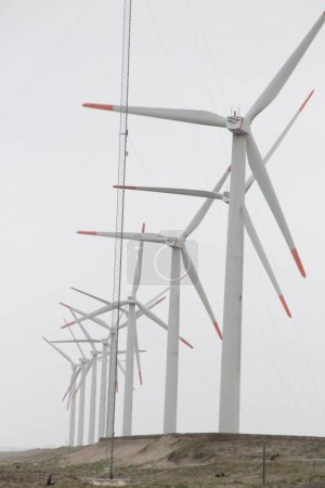 Foto de Grupo de molinos de viento modernos para la producción de energía eléctrica renovable - Imagen libre de derechos