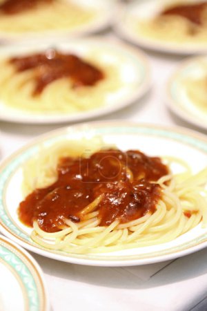 Téléchargez les photos : Spaghetti avec sauce dans des assiettes blanches - en image libre de droit