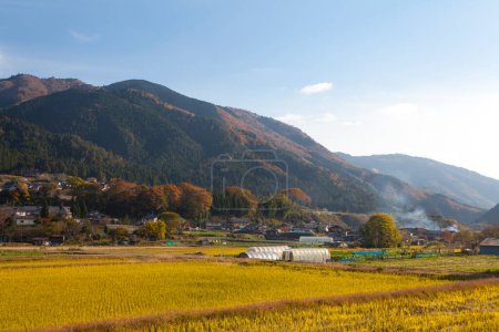 Téléchargez les photos : Paysage pittoresque avec village dans des montagnes colorées, vue de jour - en image libre de droit