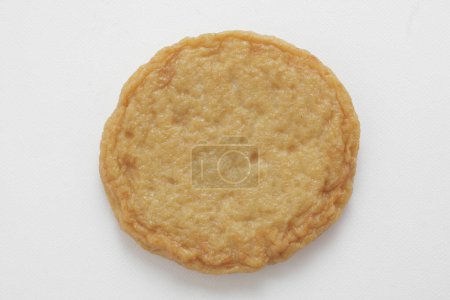 Foto de Primer plano de una deliciosa galleta en un plato blanco. - Imagen libre de derechos