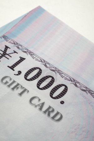 Téléchargez les photos : Carte cadeau avec japonais 1000 yen sur fond, gros plan - en image libre de droit