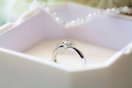 Téléchargez les photos : Belle bague de mariage en boîte blanche - en image libre de droit