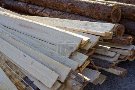Foto de Pila de tablones de madera para la venta en un patio - Imagen libre de derechos