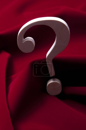 Téléchargez les photos : Symbole de point d'interrogation sur fond de tissu rouge soie - en image libre de droit