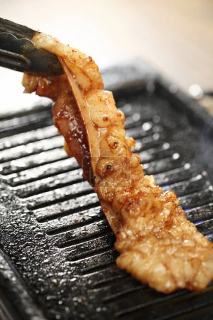 Téléchargez les photos : Vue rapprochée de délicieux plats asiatiques, abats japonais, horumon mariné sur gril - en image libre de droit