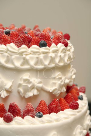 Foto de Pastel con fresas y crema sobre fondo blanco - Imagen libre de derechos