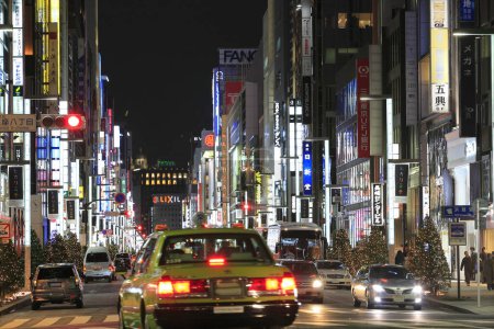 Téléchargez les photos : Scène nocturne de rue avec circulation dense à Tokyo, Japon - en image libre de droit