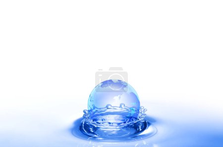 Téléchargez les photos : Goutte d'eau sur une surface blanche - en image libre de droit