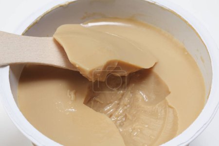 Téléchargez les photos : Crème fouettée au café sur fond, gros plan - en image libre de droit