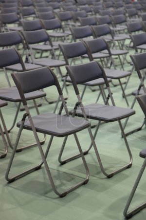 Téléchargez les photos : Chaises grises vides dans la salle de conférence - en image libre de droit