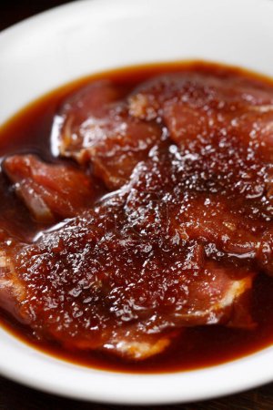 Téléchargez les photos : Viande crue marinée en sauce soja - en image libre de droit