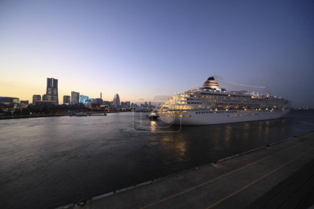 Téléchargez les photos : Navire dans le port à l'heure du coucher du soleil - en image libre de droit