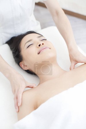Téléchargez les photos : Belle asiatique femme obtention massage dans spa salon. - en image libre de droit