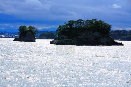 Téléchargez les photos : Beaux paysages de mer et d'îles rocheuses avec une végétation verdoyante. Îles Matsushima dans la préfecture de Miyagi, Japon - en image libre de droit