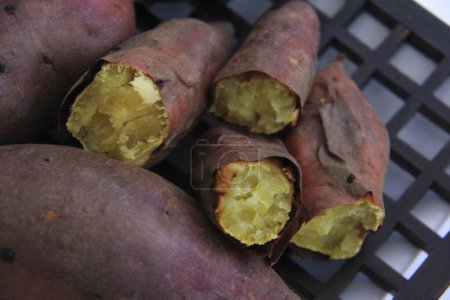 Foto de Primer plano de deliciosas batatas horneadas - Imagen libre de derechos