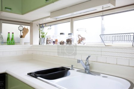 Téléchargez les photos : Plan intérieur de la belle maison moderne comptoir de cuisine - en image libre de droit