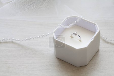 Téléchargez les photos : Belle bague de mariage en boîte blanche - en image libre de droit