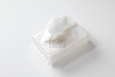Téléchargez les photos : Boîte en tissu pour la grippe sur fond blanc, gros plan - en image libre de droit
