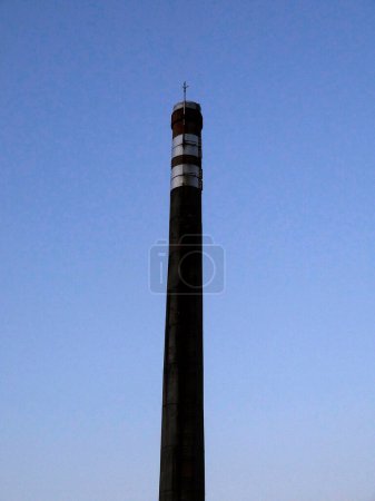 Téléchargez les photos : Vue de la cheminée en arrière-plan du ciel - en image libre de droit