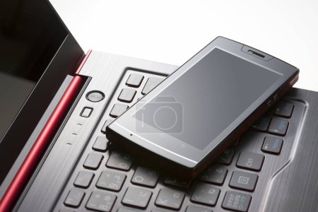 Foto de Teléfono inteligente moderno y ordenador portátil, vista de cerca - Imagen libre de derechos