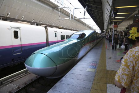 Foto de El tren de Shinkansen para en la estación. Shinkansen es una red de líneas ferroviarias de alta velocidad en Japón operadas por Japan Railways Group.. - Imagen libre de derechos