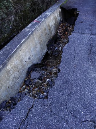 Foto de Camino de asfalto roto en las montañas - Imagen libre de derechos