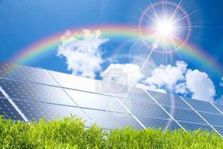 Téléchargez les photos : Panneau solaire avec rayons du soleil et ciel bleu - en image libre de droit