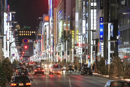 Foto de Escena nocturna de la calle con mucho tráfico en Tokio, Japón - Imagen libre de derechos