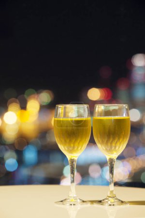 Téléchargez les photos : Verres à champagne et vin mousseux sur fond, gros plan - en image libre de droit