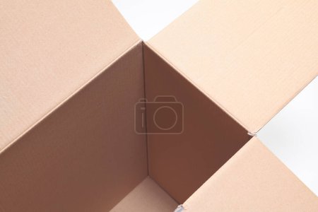 Téléchargez les photos : Boîte en carton marron sur fond blanc - en image libre de droit