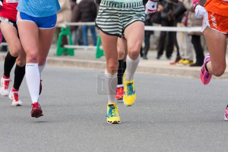 Téléchargez les photos : Concept sportif, jambes peuples course marathon fond vue - en image libre de droit