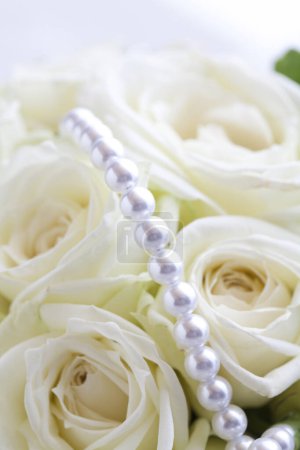Téléchargez les photos : Bouquet de mariée à base de roses blanches - en image libre de droit