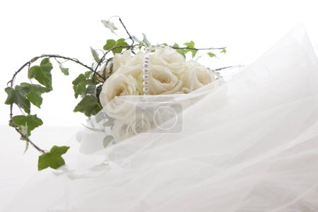 Foto de Ramo de novia hecho de rosas blancas - Imagen libre de derechos