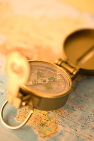 Téléchargez les photos : Vue rapprochée de la boussole vintage sur la carte, la navigation et le concept de voyage - en image libre de droit
