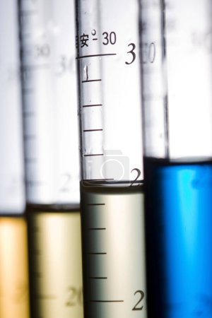 Foto de Vista de cerca de los tubos de ensayo llenos de líquidos de color sobre fondo blanco - Imagen libre de derechos
