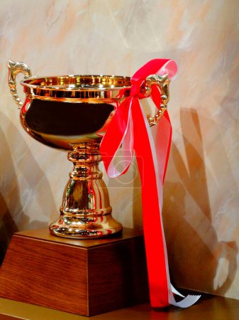 Téléchargez les photos : Coupe trophée et ruban. - en image libre de droit