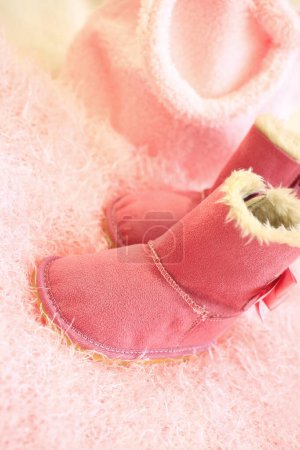 Téléchargez les photos : Bottes ugg rose sur couverture moelleuse confortable - en image libre de droit