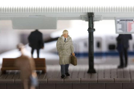 Foto de Figura miniatura del hombre en la estación de tren - Imagen libre de derechos