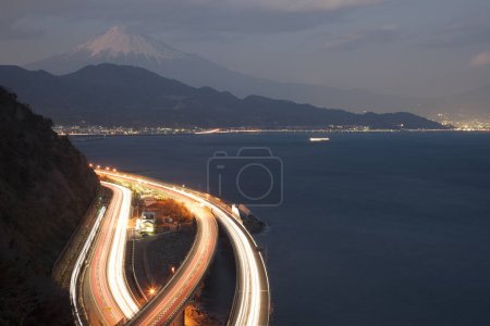 Téléchargez les photos : Paysage de montagne fuji la nuit - en image libre de droit