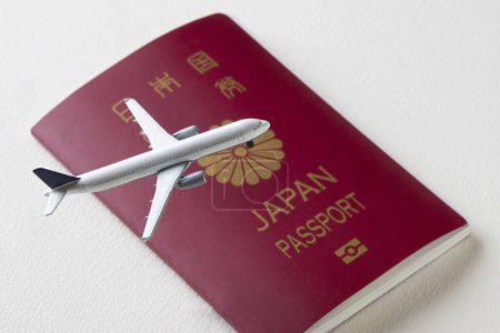 Foto de Pasaporte japonés y avión - Imagen libre de derechos