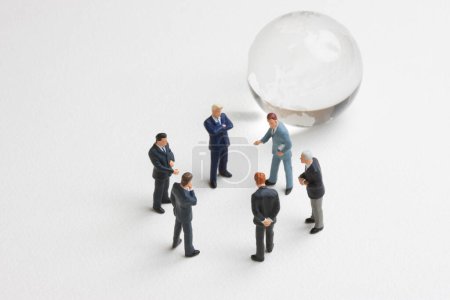 Foto de Gente de negocios en miniatura con globo. concepto de negocio. - Imagen libre de derechos