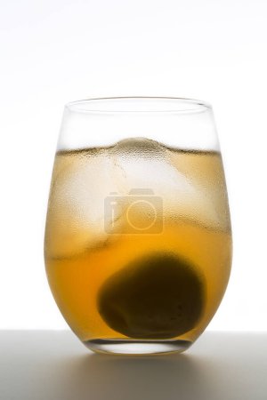 Foto de Vaso con bebida alcohólica y cubitos de hielo sobre fondo blanco - Imagen libre de derechos