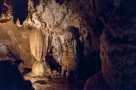 Foto de Hermosa cueva y formaciones en el fondo de la naturaleza - Imagen libre de derechos