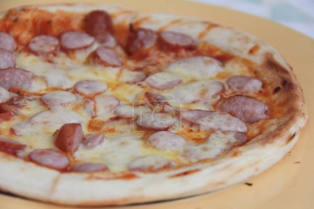 Foto de Deliciosa pizza con salchichas y queso - Imagen libre de derechos