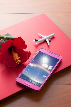 Téléchargez les photos : Téléphone portable avec avion jouet sur table en bois. concept de voyage - en image libre de droit