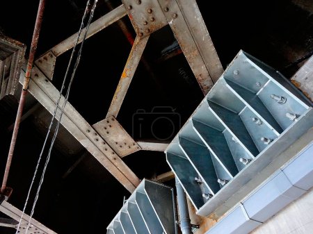 Téléchargez les photos : Vieux tuyaux métalliques rouillés sur le toit - en image libre de droit