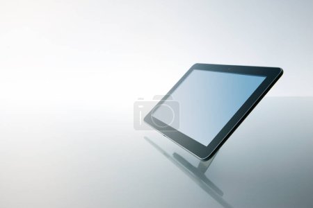 Téléchargez les photos : Tablette numérique moderne sur fond, gros plan - en image libre de droit